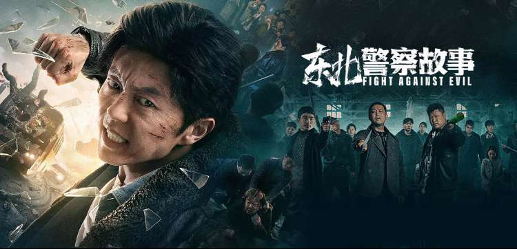 金雀影院学员围坐在摊位前用手机拍摄摊位细节